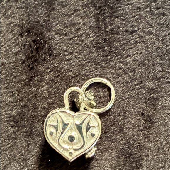 Heart-Shaped Sterling Silver 925 Pendant/Charm
See pic if measurements. Clasp - Picture 2 of 5